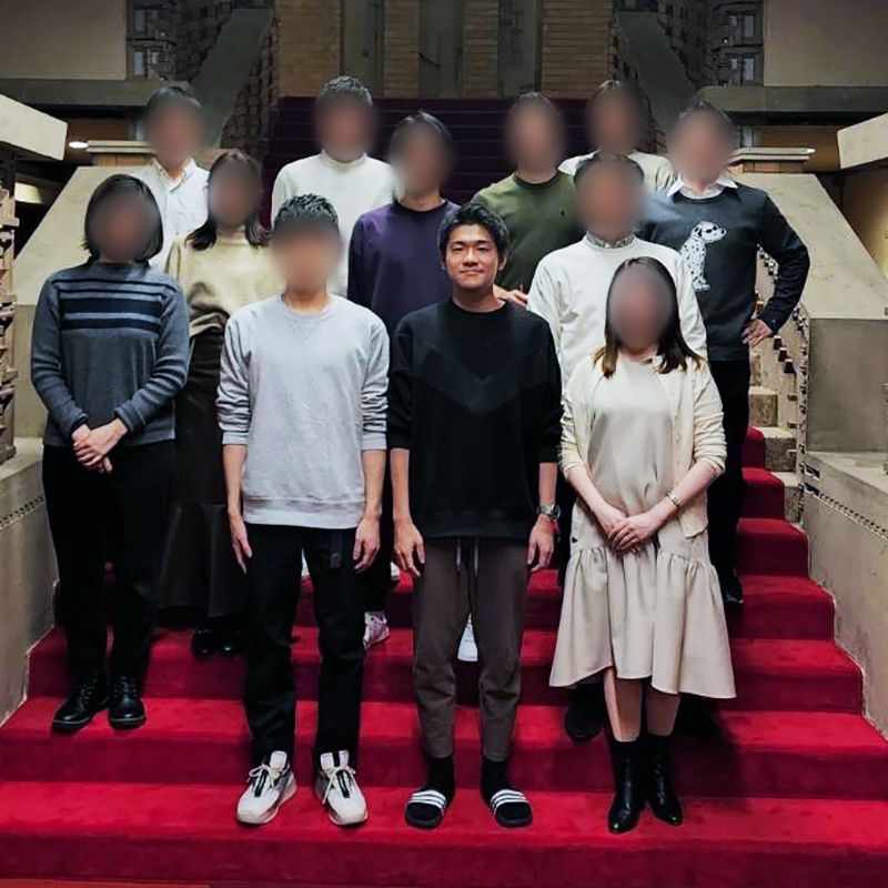 岸田翔太郎氏と親戚が首相公邸での写真